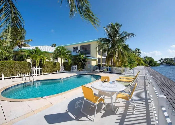 Snug Harbour View #4 - 1Br Canal Front Condo By Seven Mile Beach