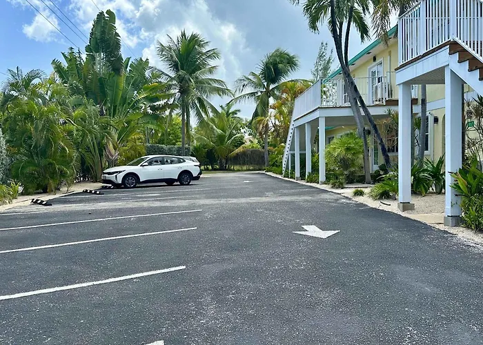 Snug Harbour View #9 - 2Br-2Ba Canal Front Condo By Seven Mile Beach